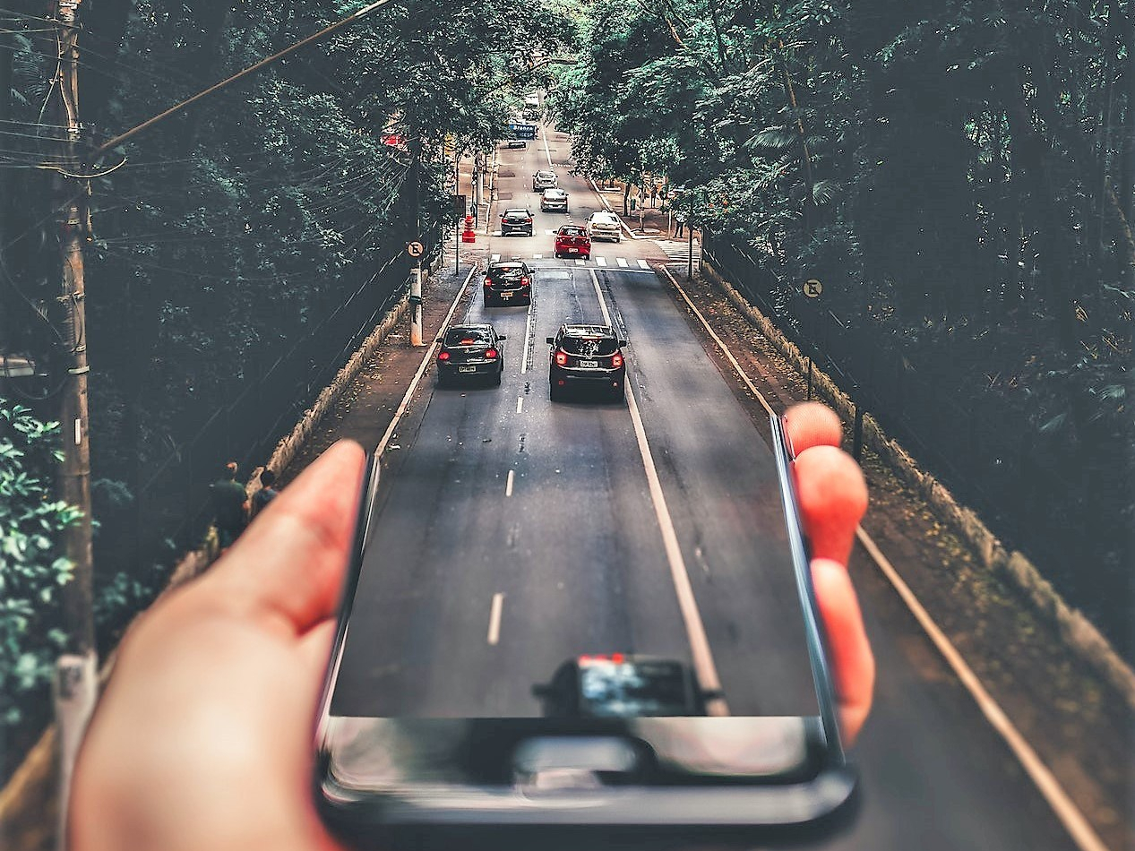 road smartphone copy